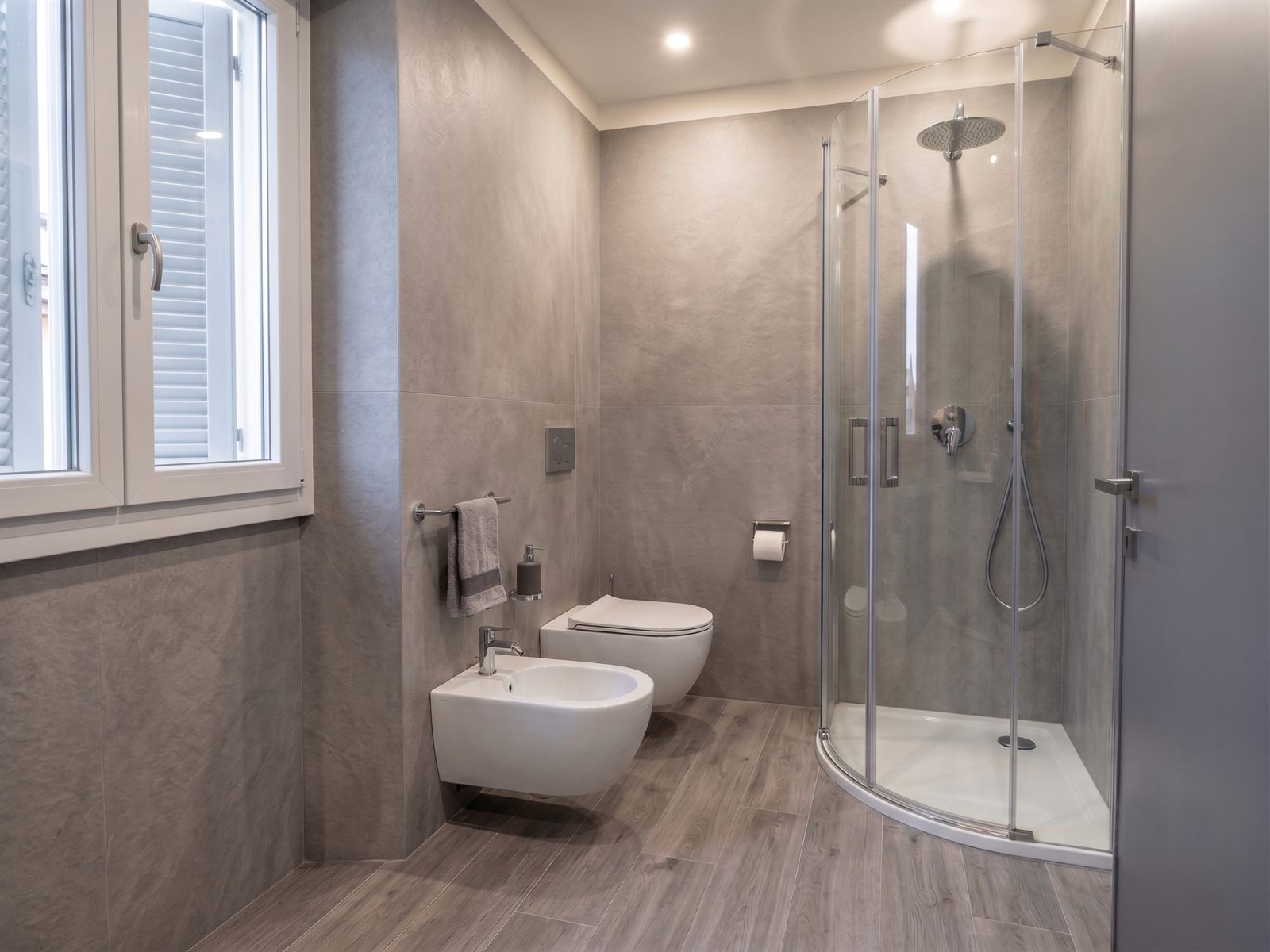 Bagno principale della villa in Versilia dopo l'intervento
