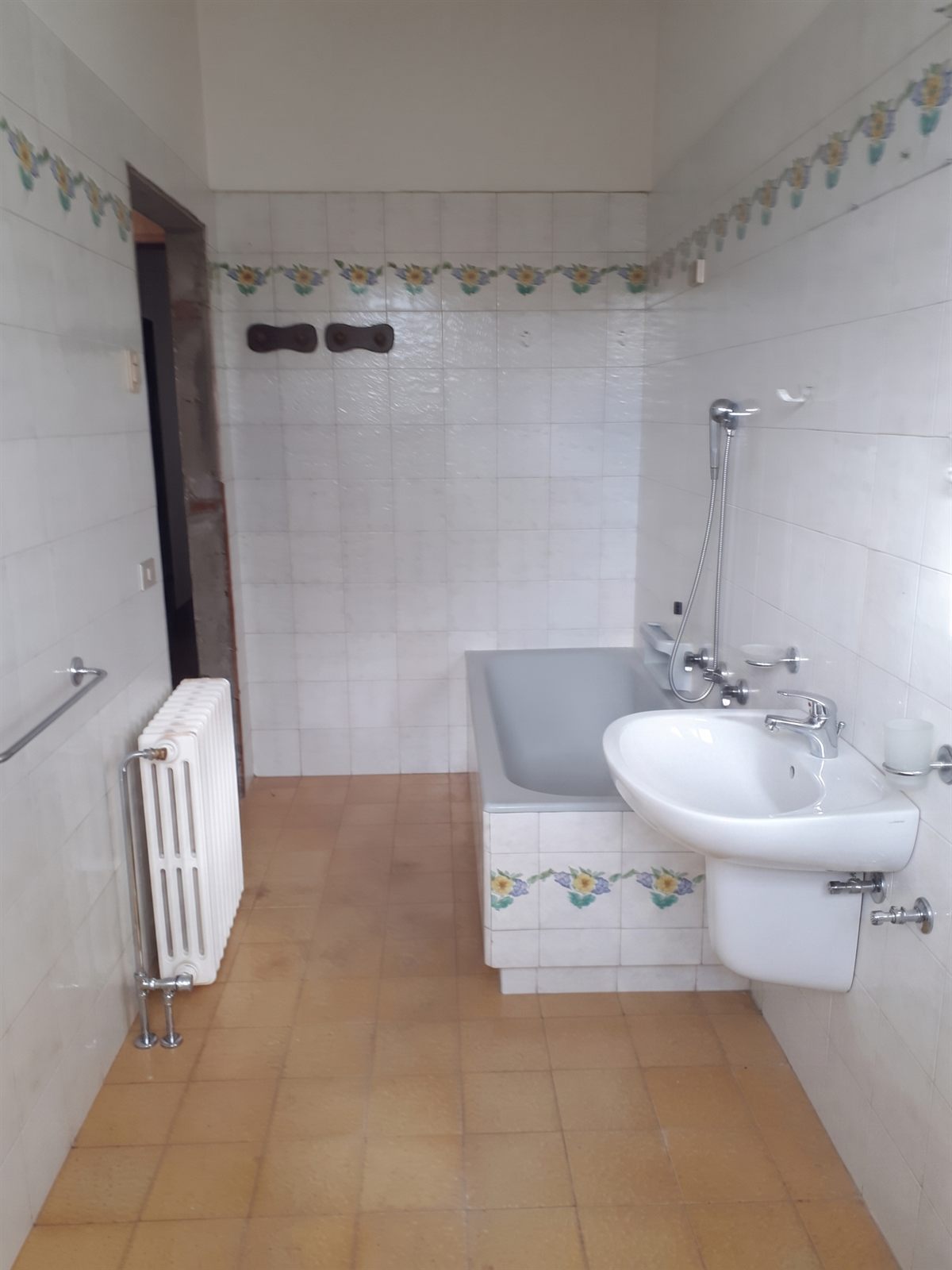 Secondo bagno della villa in Versilia prima dell'intervento