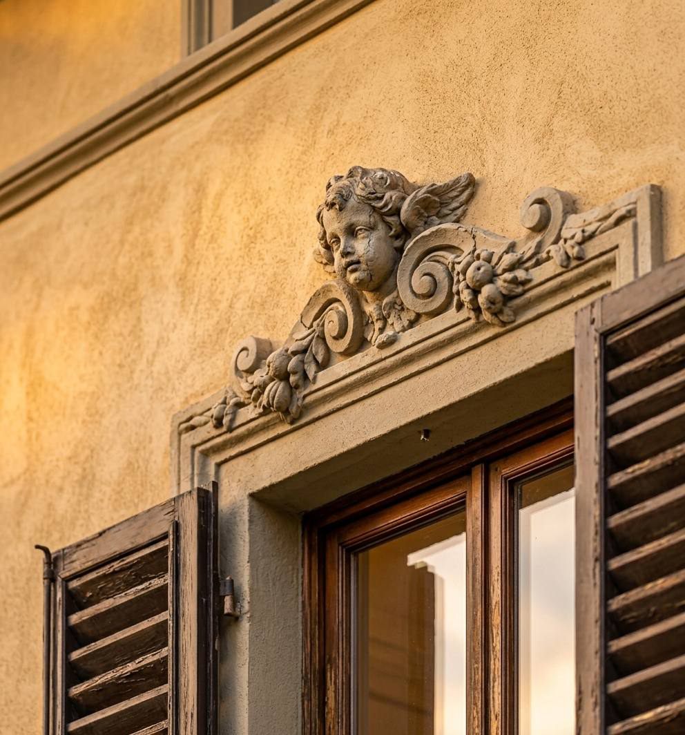 Particolare decorativo della facciata della villa storica